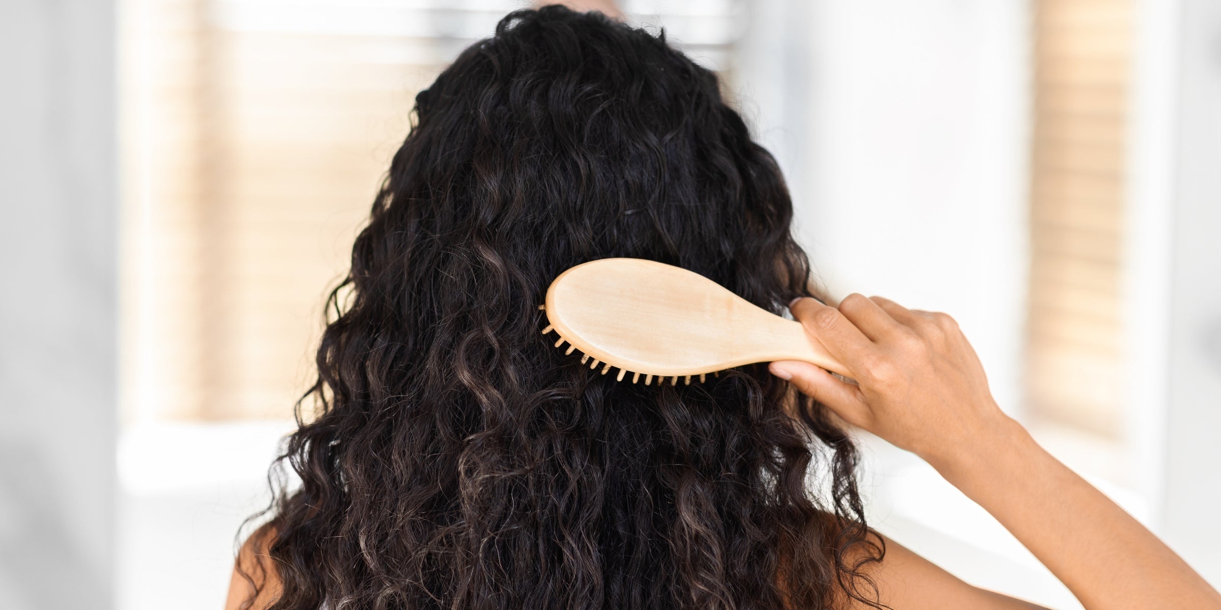 Comment coiffer ses cheveux bouclés: astuces et accessoires pour sublimer vos boucles