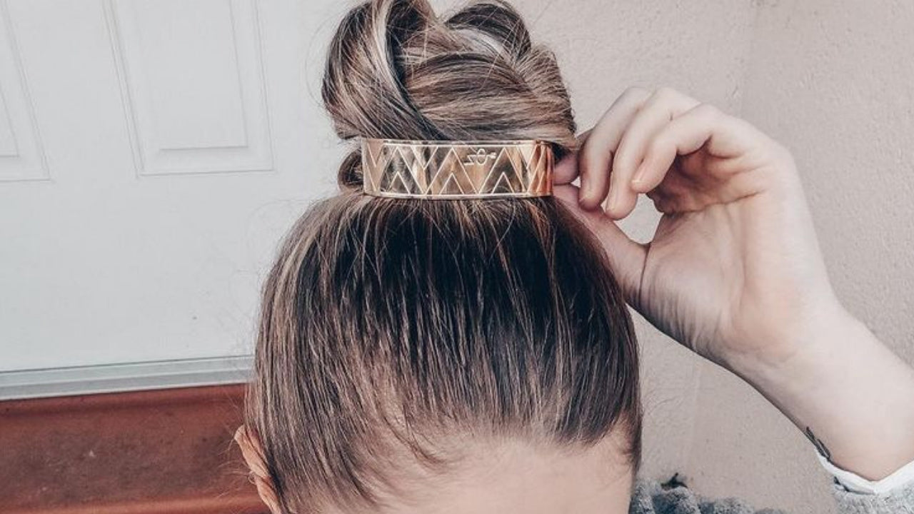 Chignon flou décoré d'un bun cuff