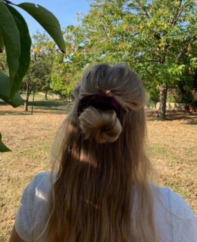 Torsade et chignon flou avec notre scrunchie Dionysos