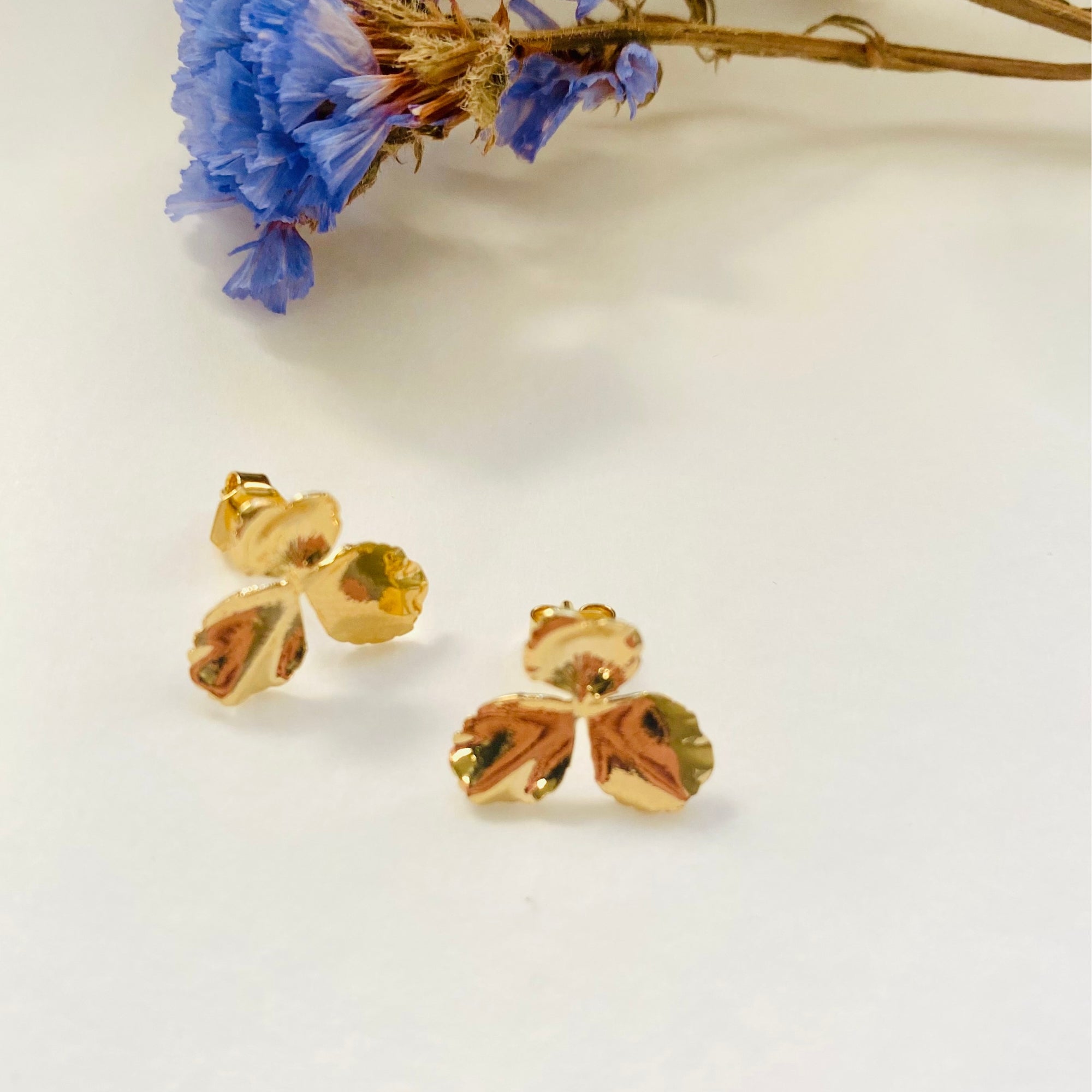 Boucles d'oreilles anti allergie puces dorées fleur made in France