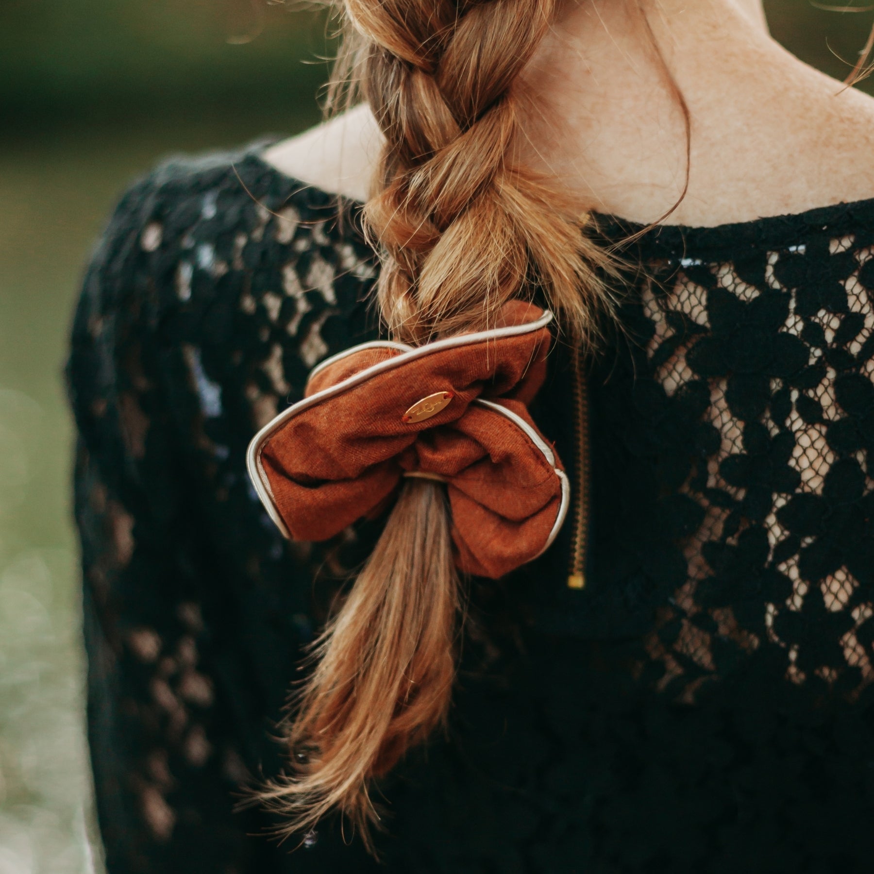 Femme de dos portant une tresse retenue par un chouchou en coton bio