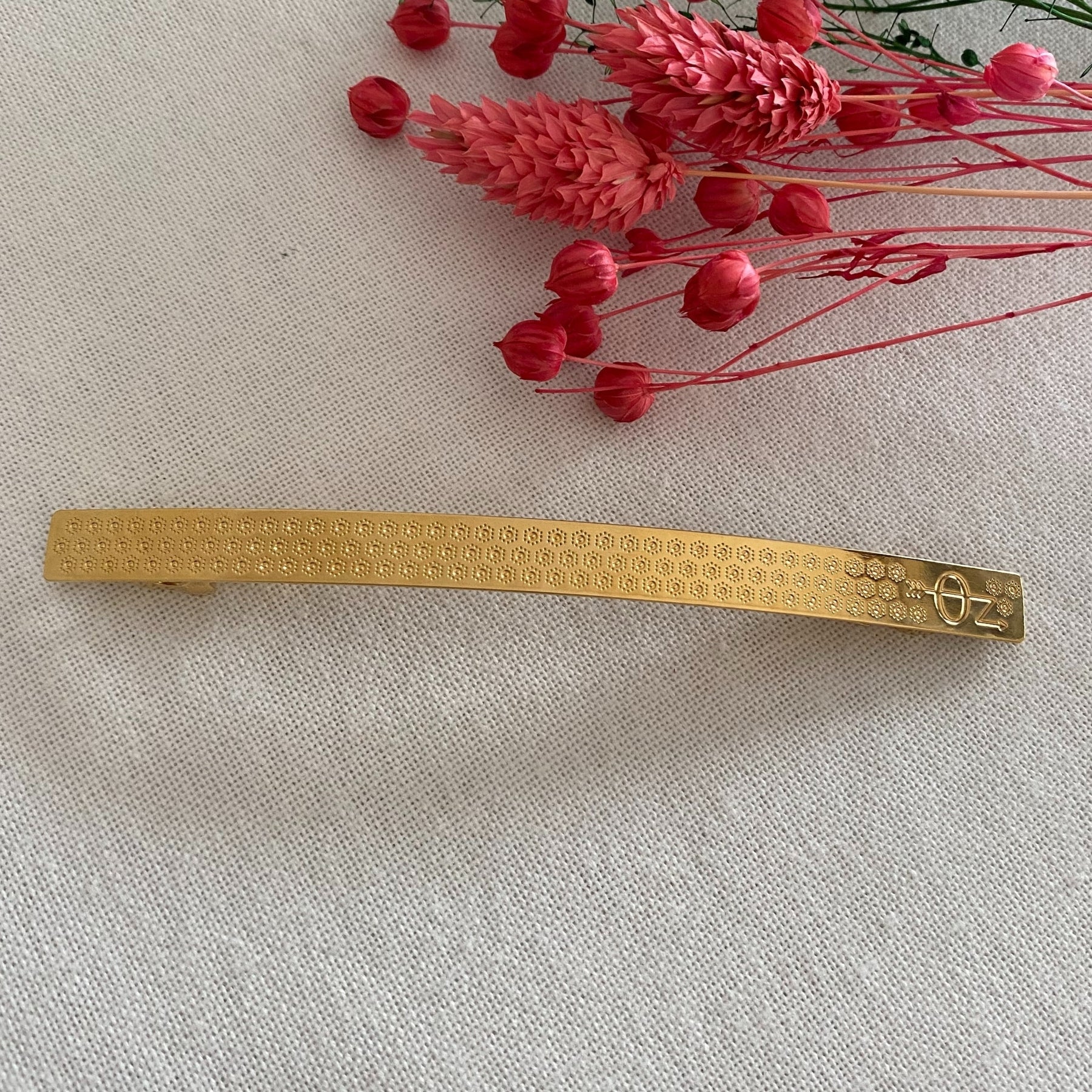 LONGUE ET FINE BARRETTE DOREE ET DECOREE D'UN MOTIF DE PETITES FLEURS