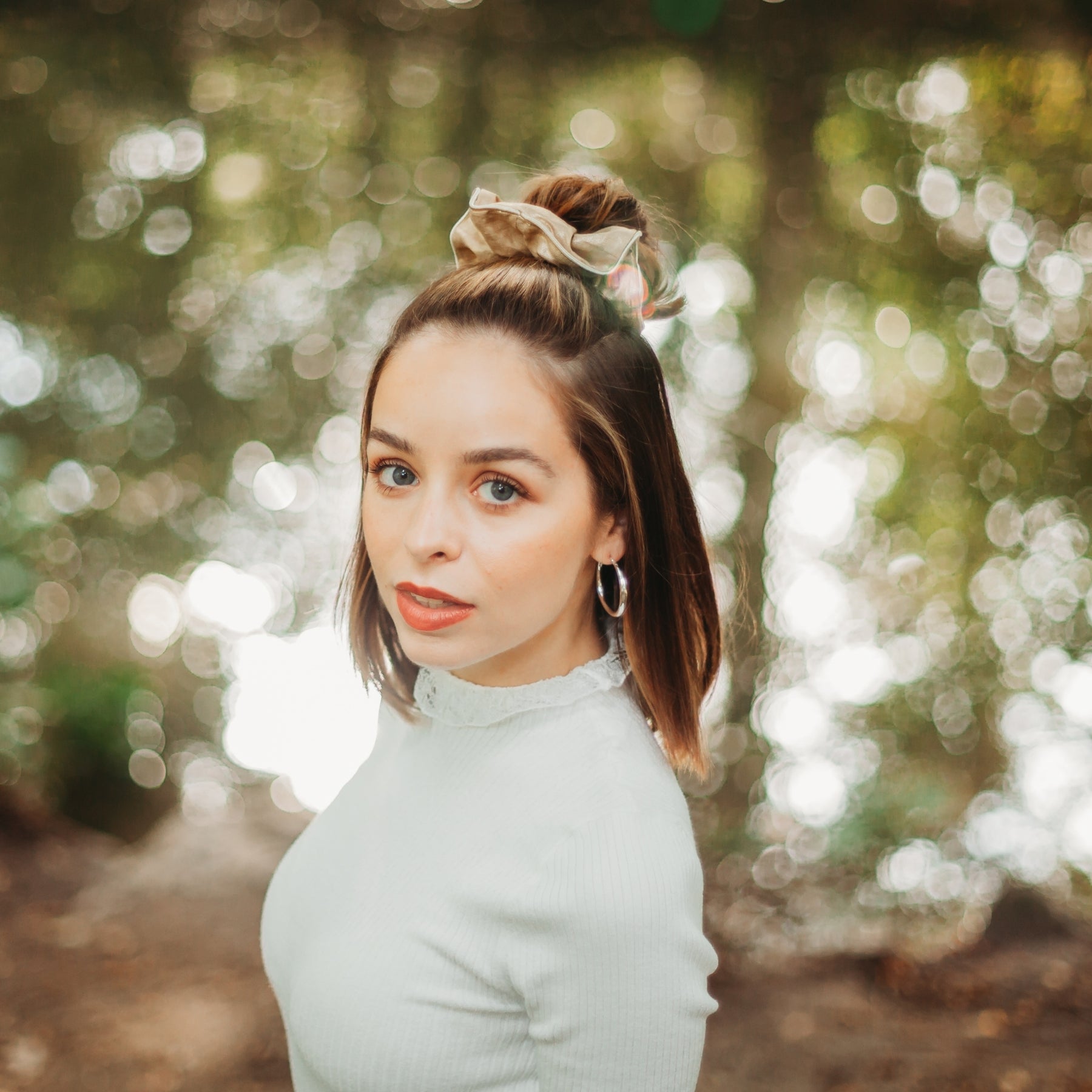 FEMME PORTANT UN CHOUCHOU CHEVEUX DORE EN LIN