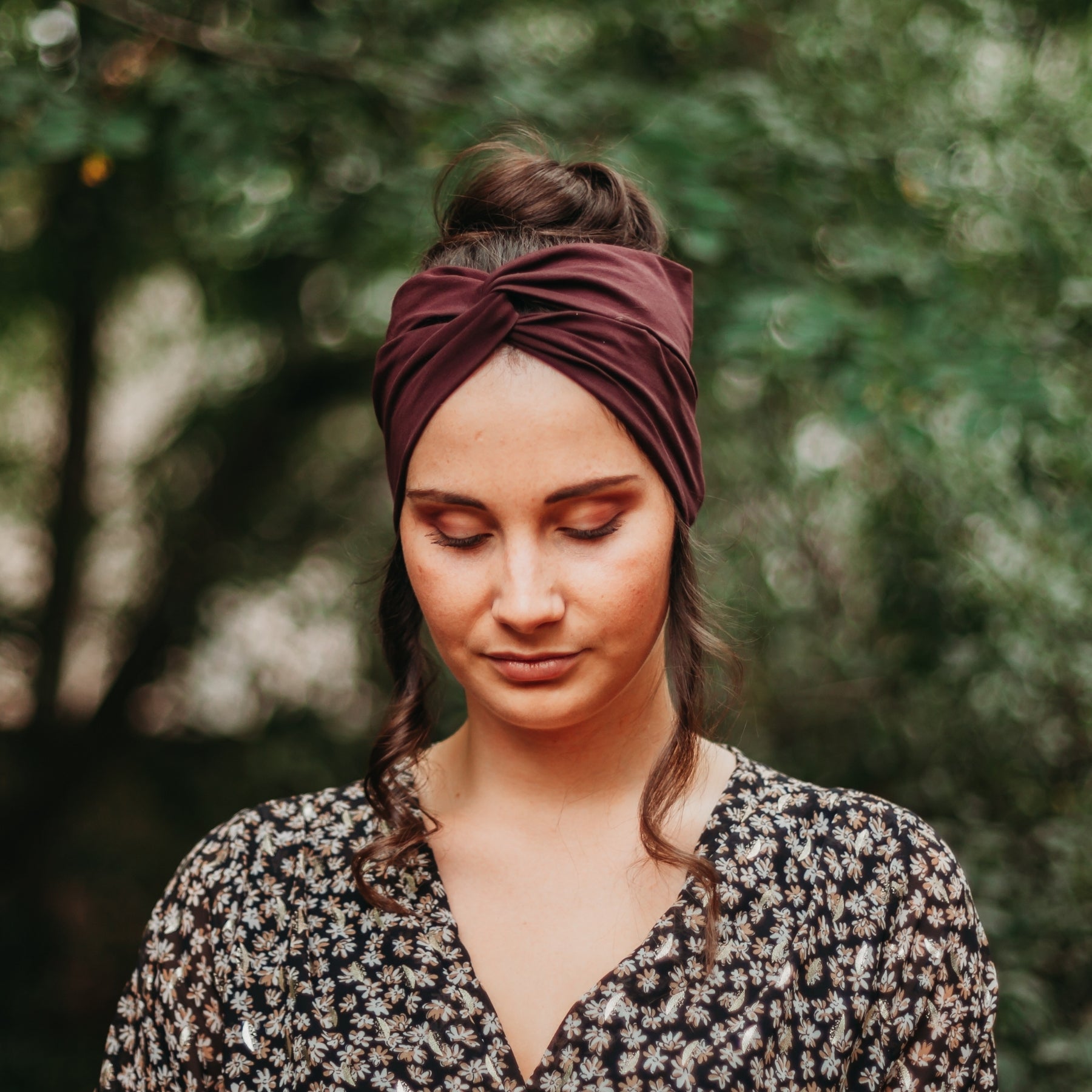 FEMME PORTANT UN LARGE BANDEAU BORDEAUX EN COTON BIO MADE IN FRANCE AVEC LES CHEVEUX RELEVES