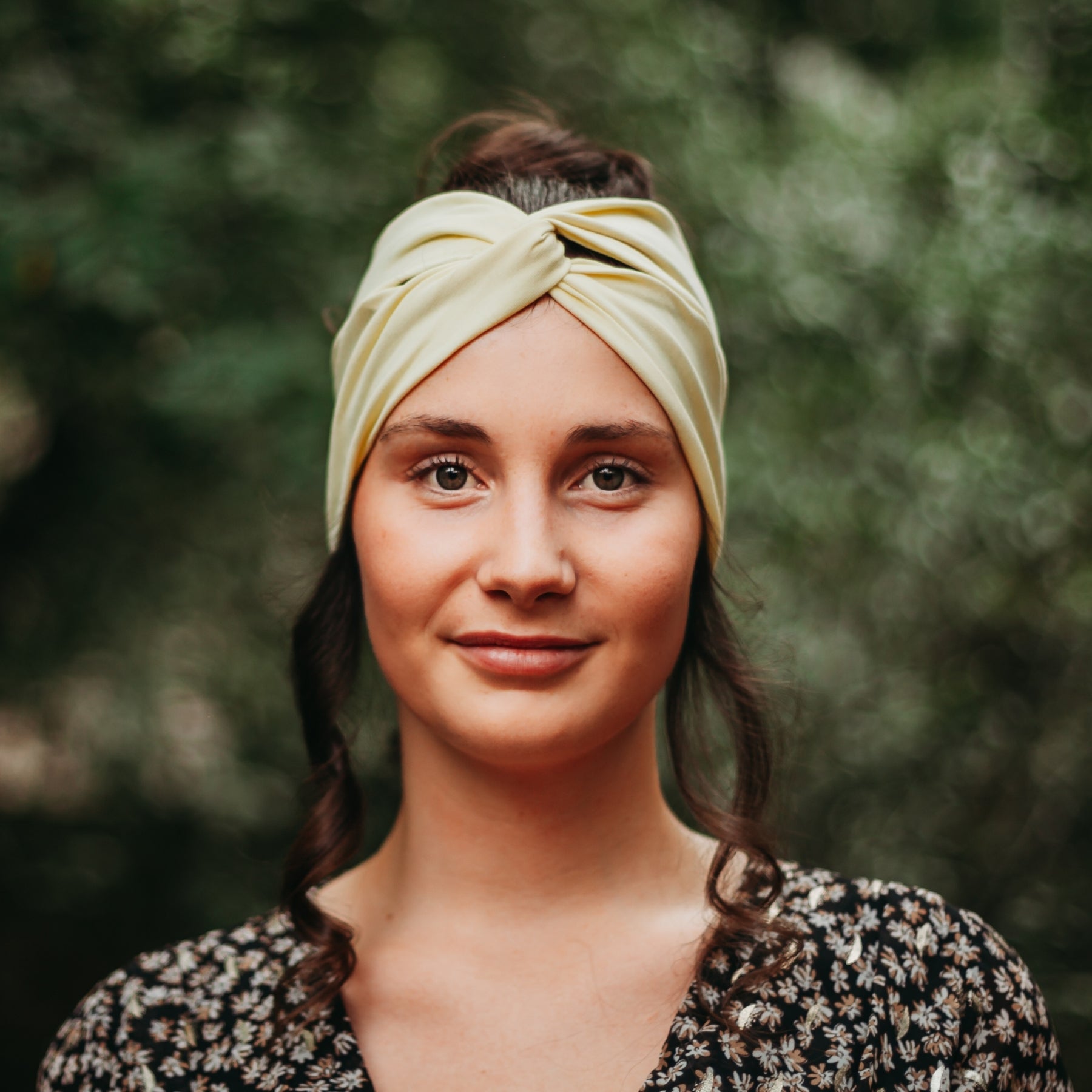 FEMME PORTANT UN CHIGNON ET UN BANDEAU JAUNE EN COTON BIOLOGIQUE