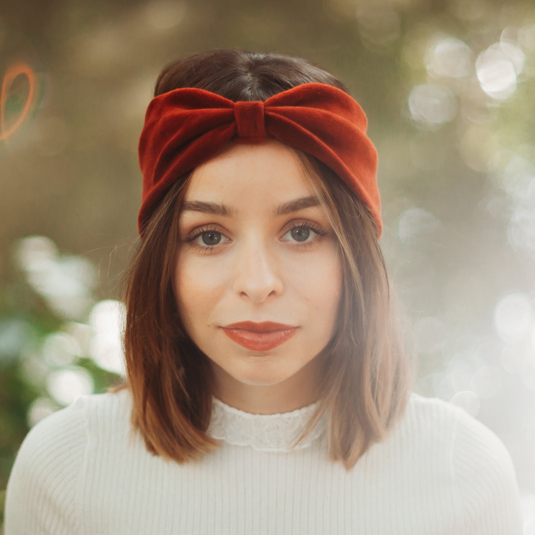 FEMME AVEC UN CARRE LONG ET PORTANT UN BANDEAU DE COULEUR HENNE EN VELOUR DE COTON BIOLOGIQUE