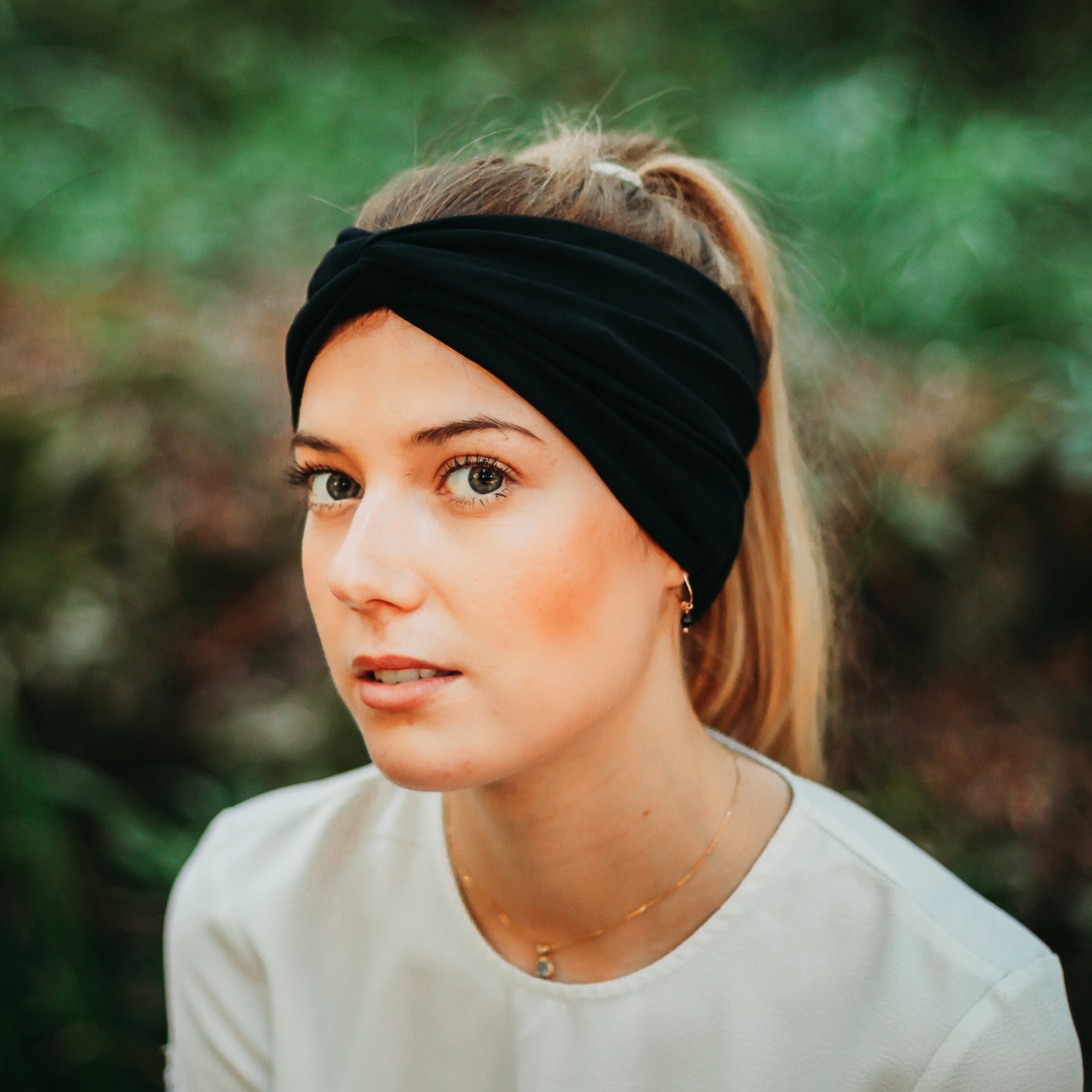 FEMME BLONDE PORTANT UN BANDEAU NOIR EN COTON BIOLOGIQUE