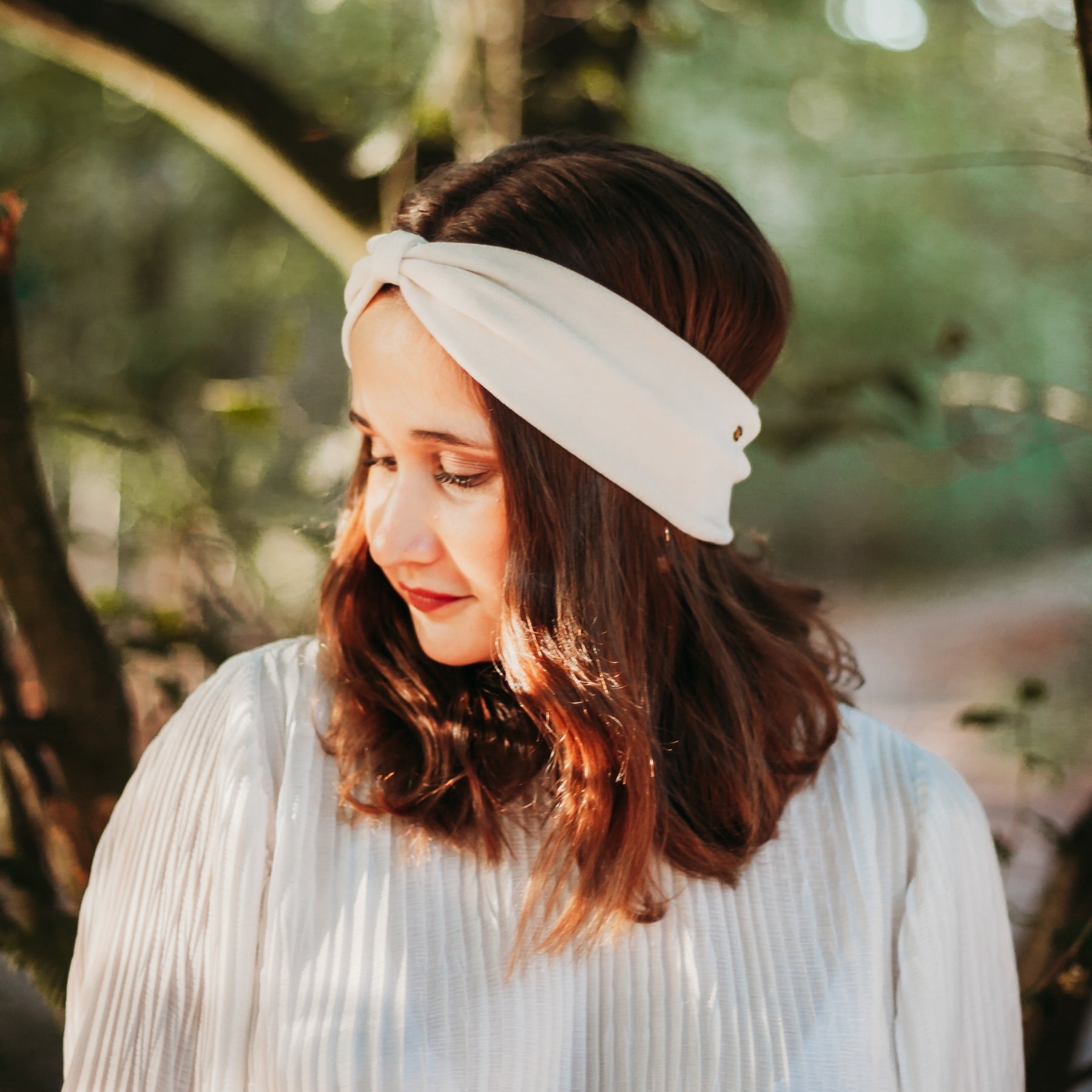 FEMME DE PROFIL PORTANT UN BANDEAU ECRU EN VELOURS DE COTON BIOLOGIQUE