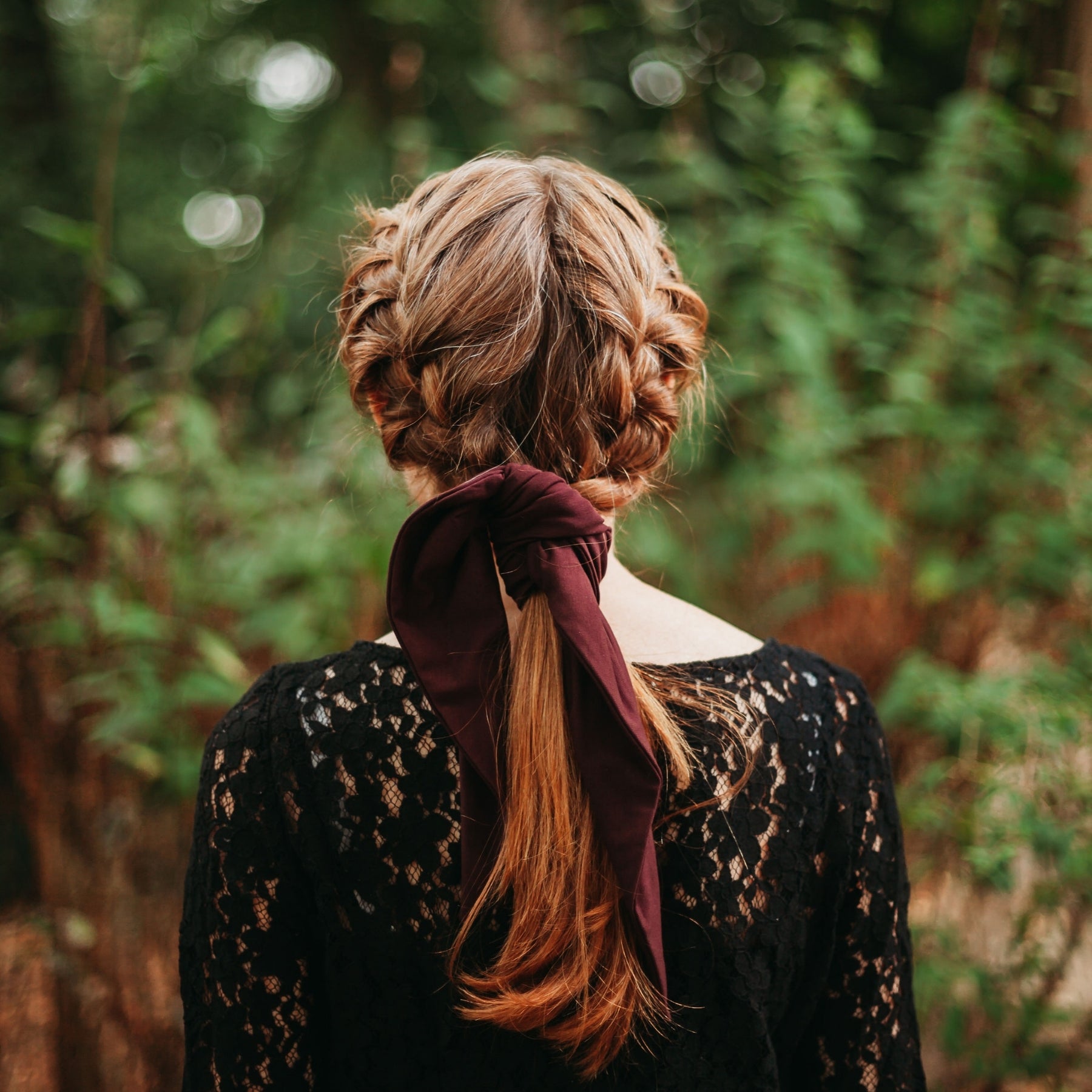 FEMME DE DOS PORTANT UNE QUEUE DE CHEVAL RETENUE PAR UN CHCOUHOU FOULARD BORDEAUX EN COTON BIOLOGIQUE