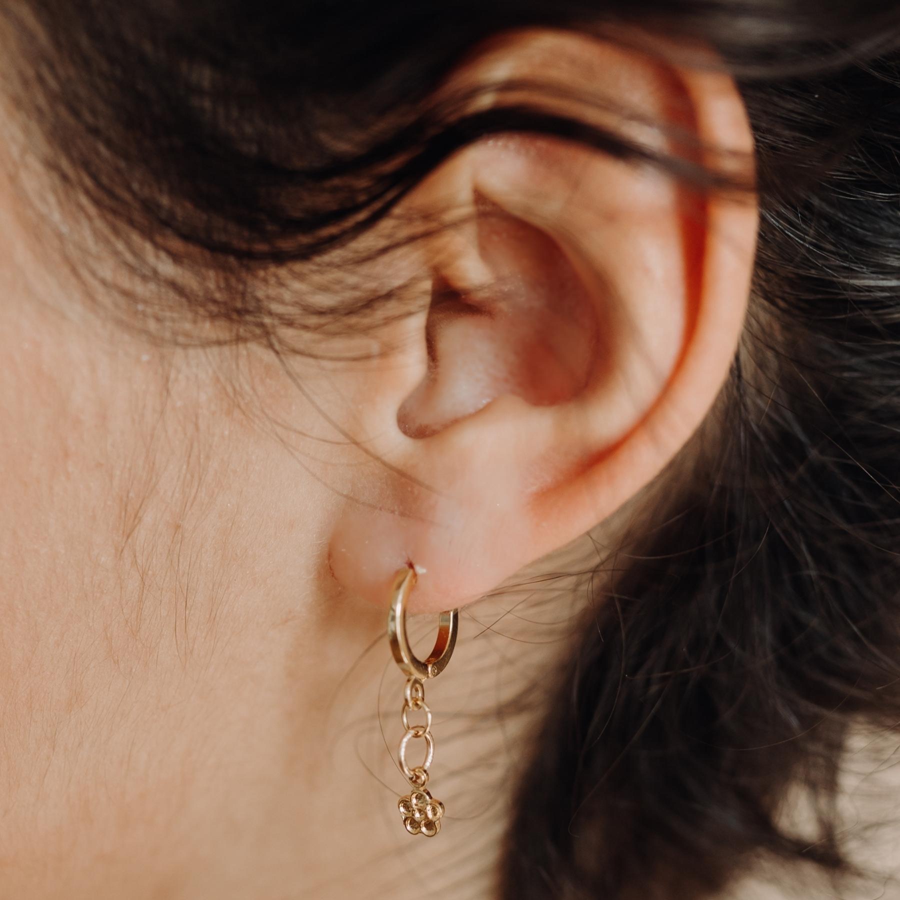 Petites dormeuses dorées avec fleurs fabriquées en France