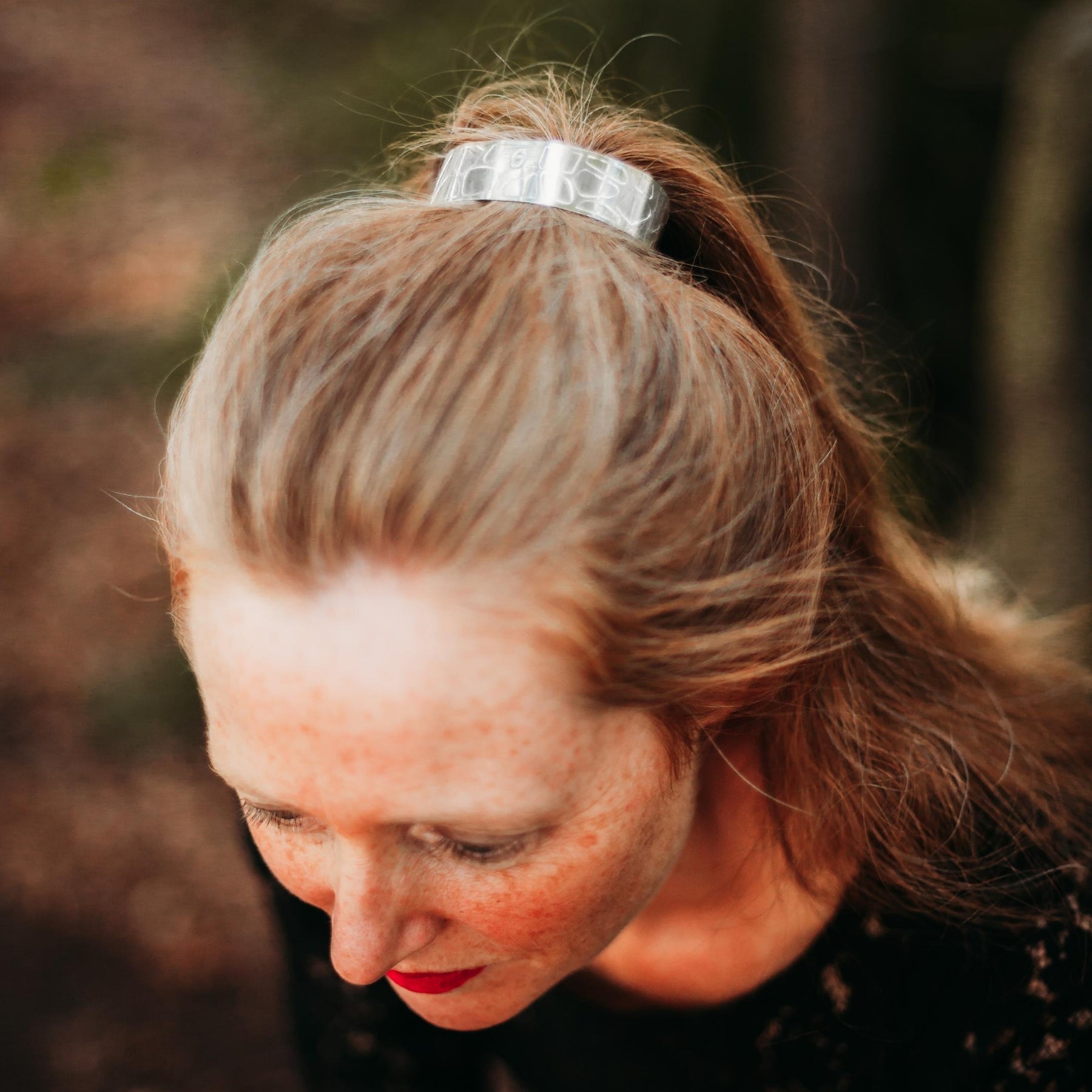 FEMME PORTANT UN BUN CUFF ARGENTE