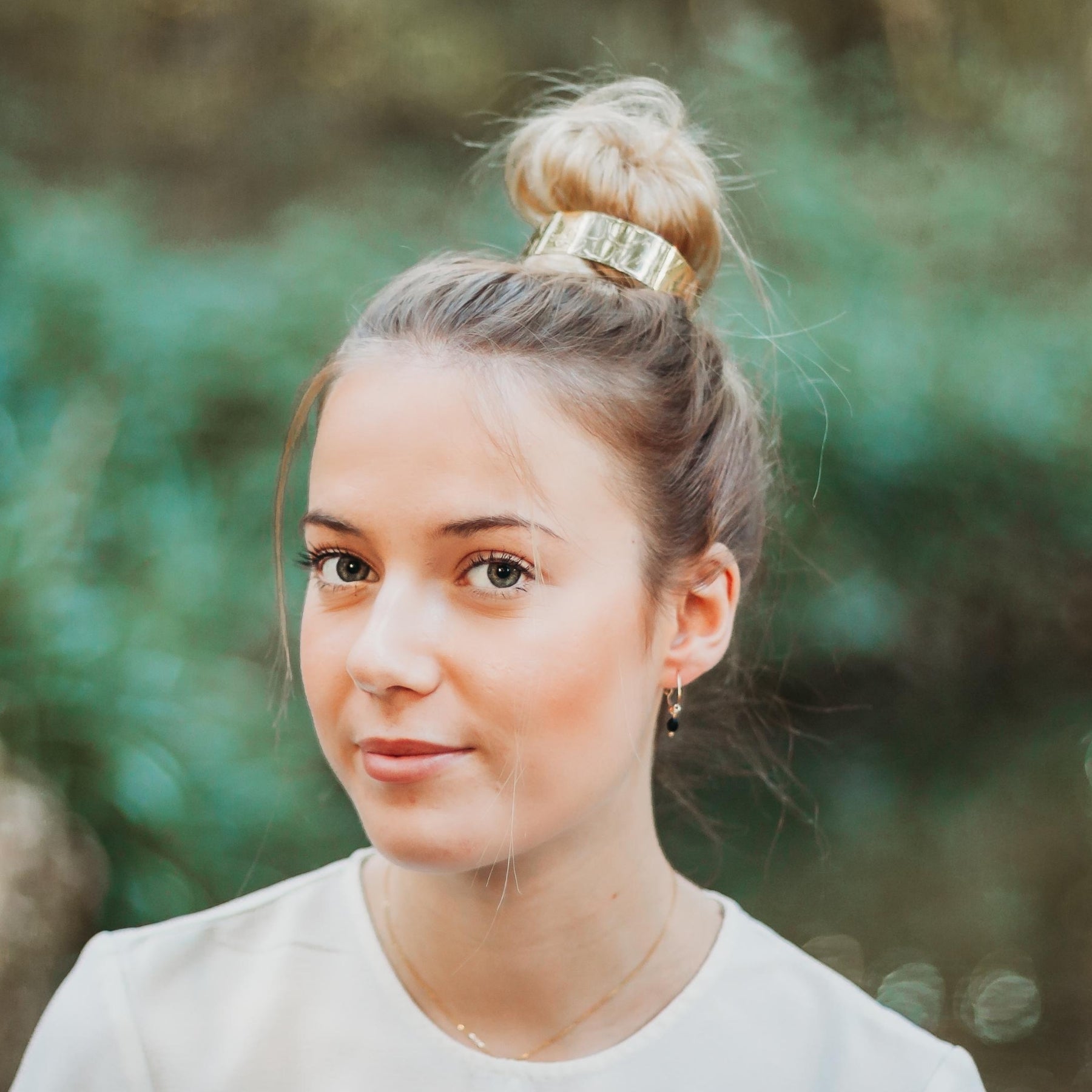 FEMME BLONDE AVEC UN CHIGNON ORNE D'UN BUN CUFF DORE