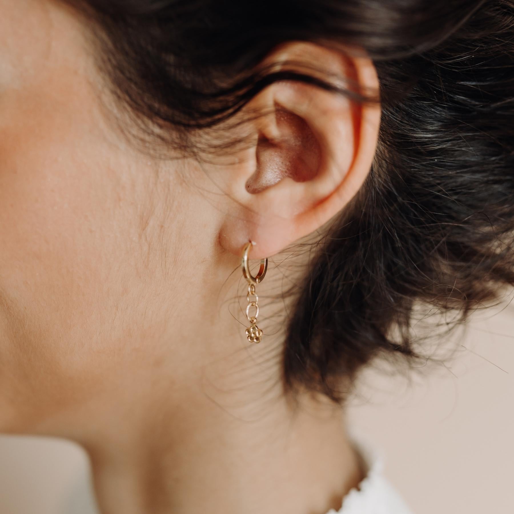 Petits créoles dorées avec fleurs fabrication française