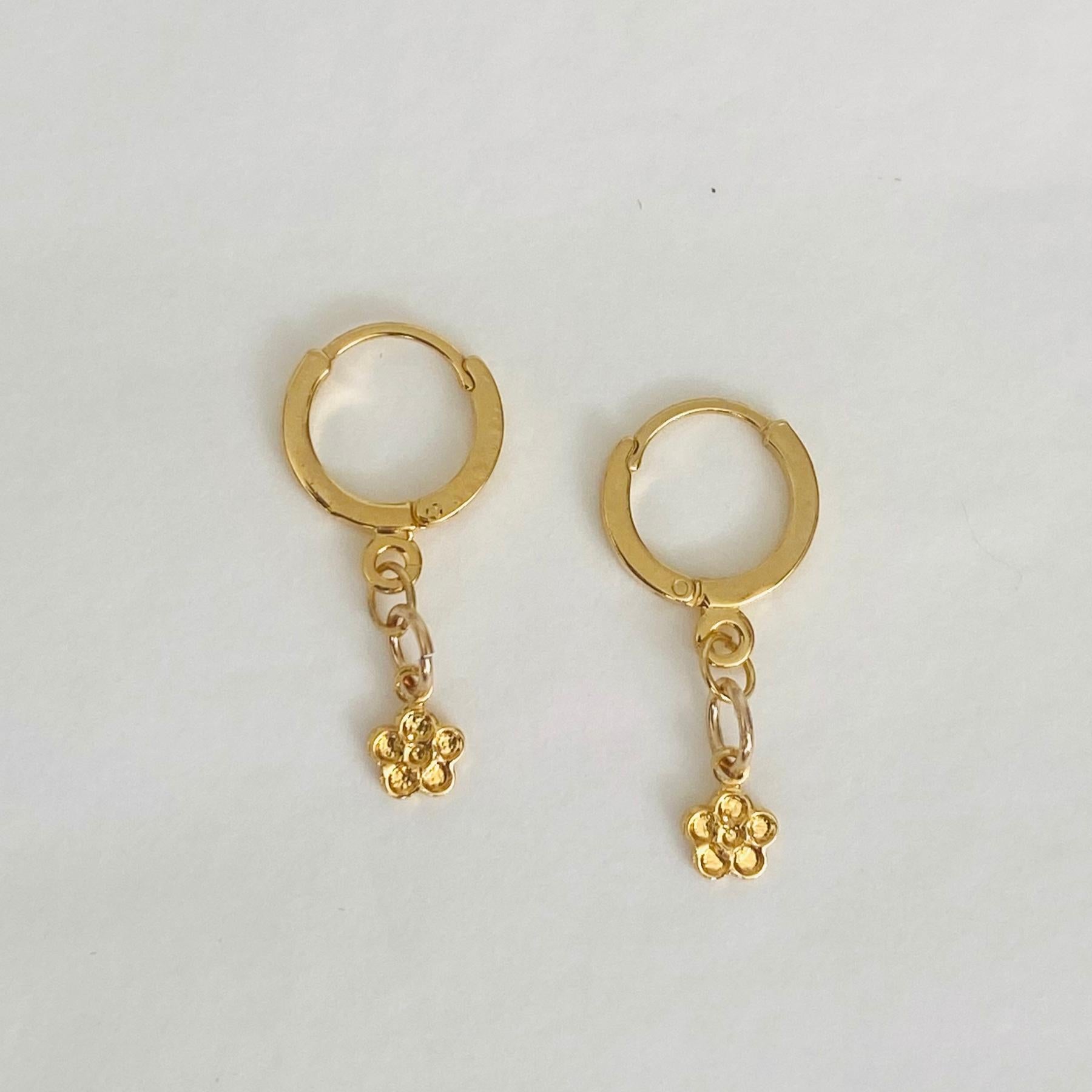 Mini créoles fleurs dorées made in France