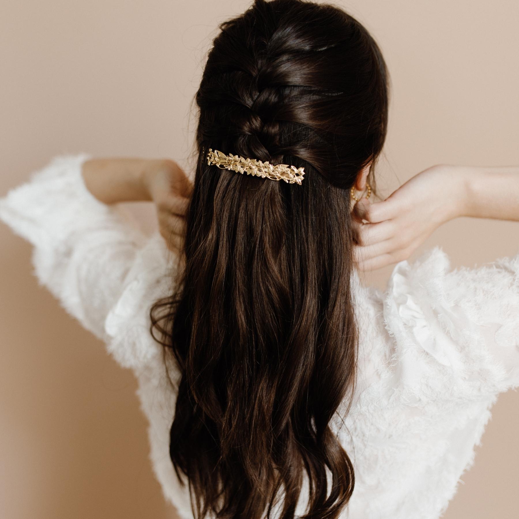 Barrette dorée sur cheveux longs  - style élégant et intemporel 