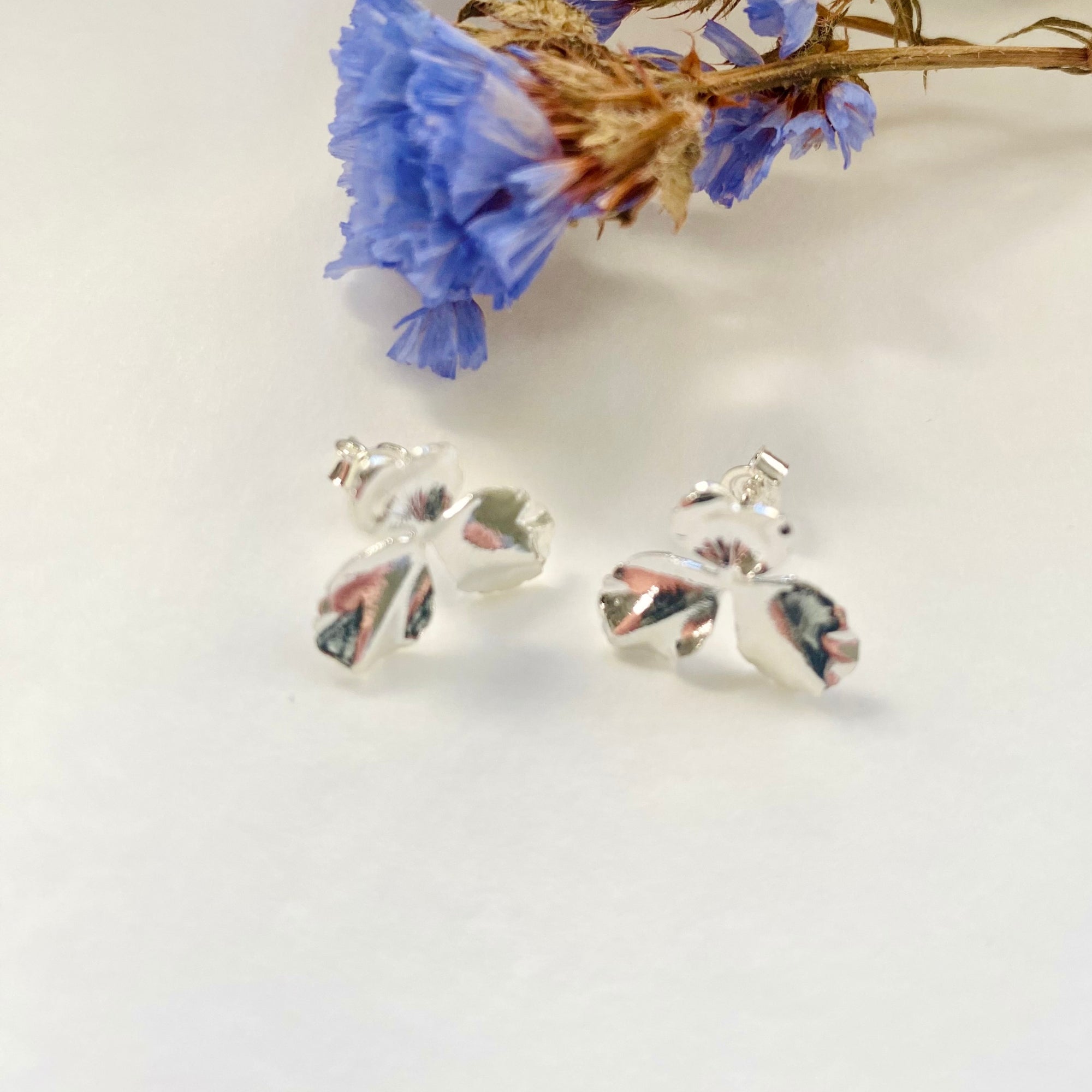 Boucles d'oreilles argentées puces fleur artisanales made in France
