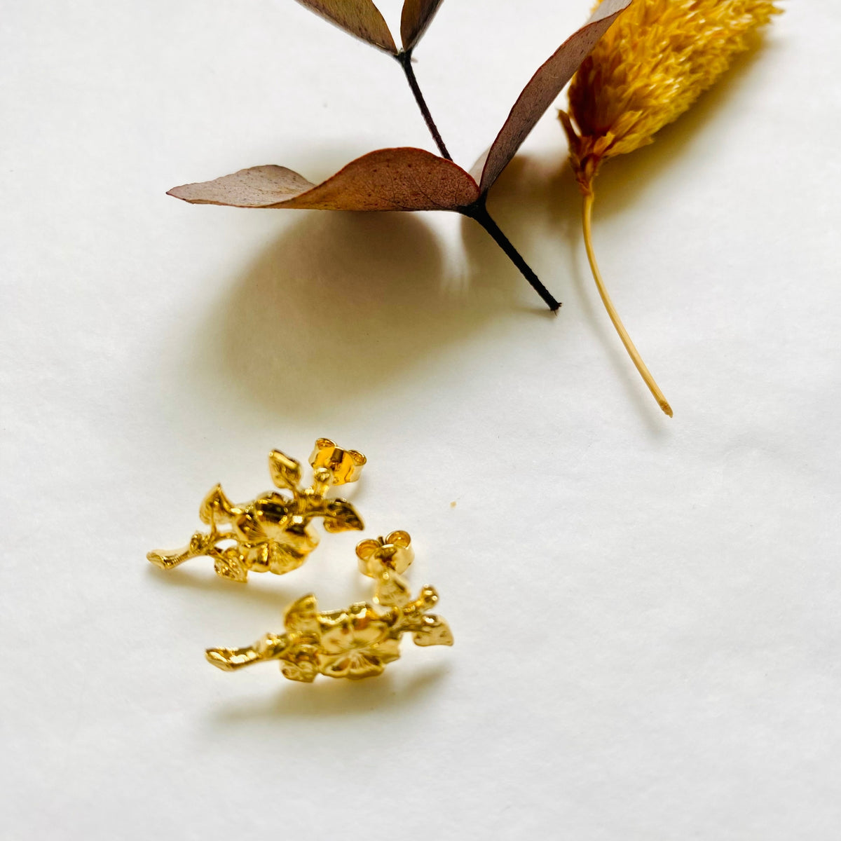 Boucles D'oreilles Puces Dorées Avec Fleur De Cristal Multicolore - Bijoux Des Lys, Neuf Avec étiquettes