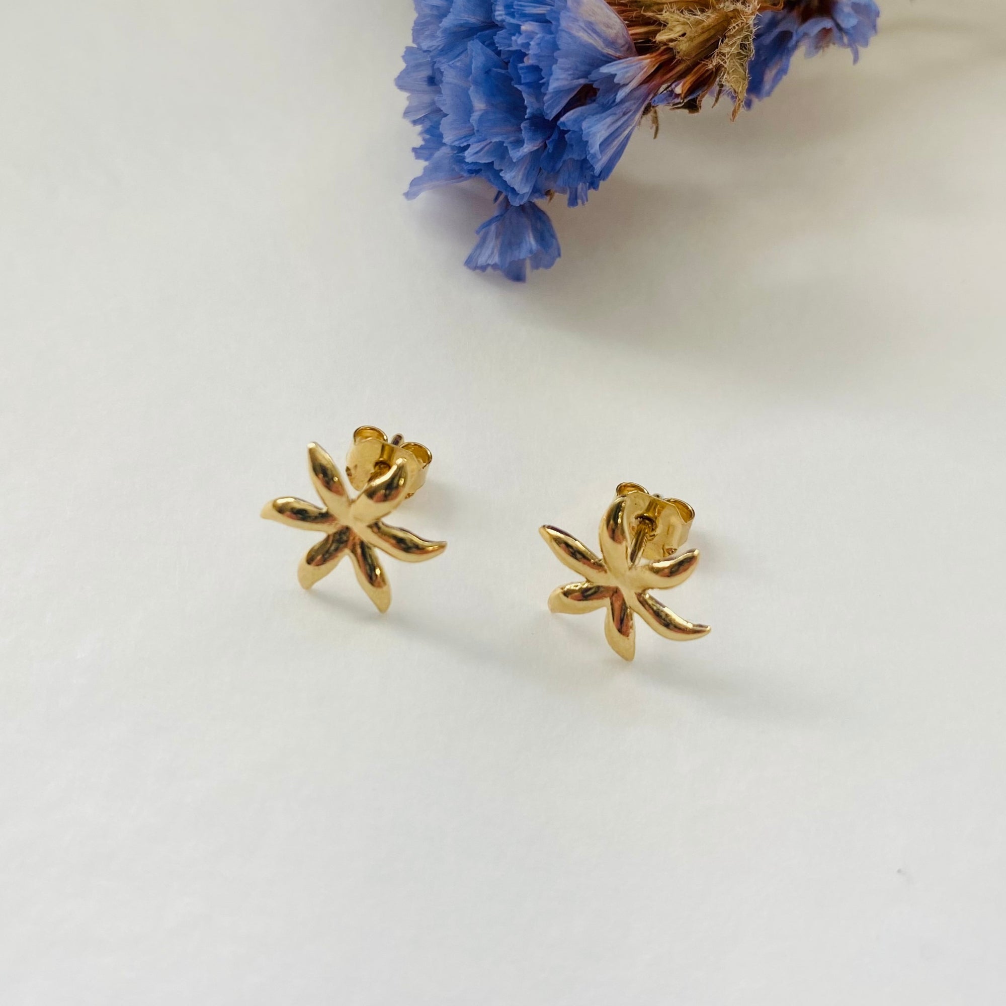 Boucles d'oreilles made in France artisanales dorées puces étoile 