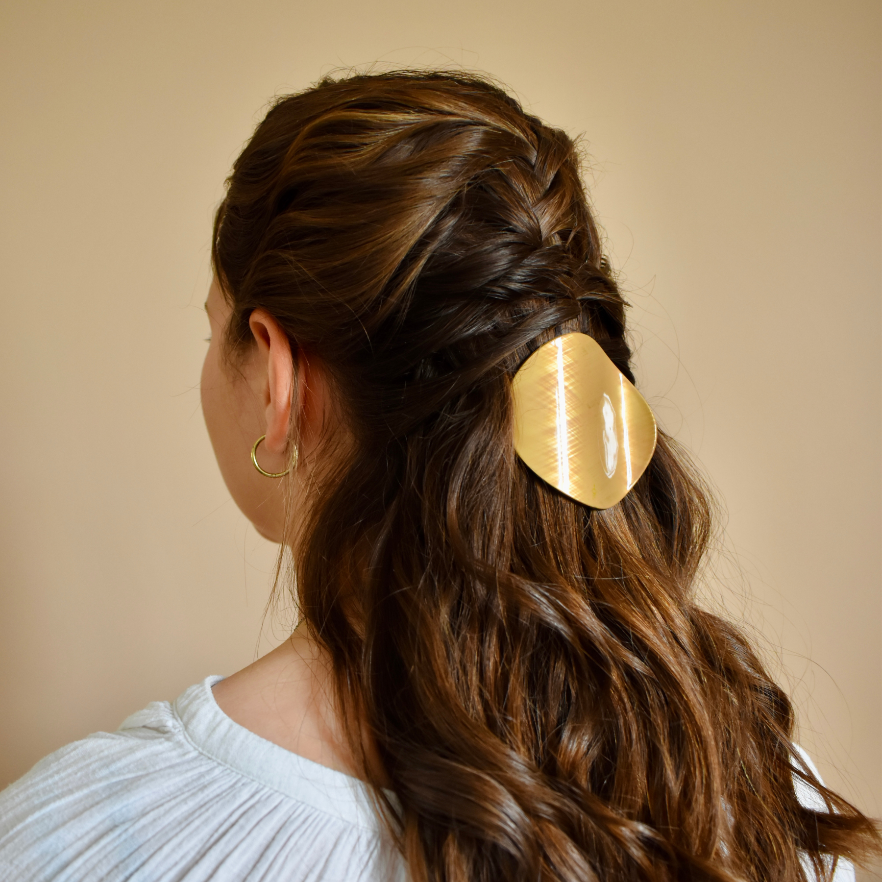 Femme cheveux longs coiffure avec pince plate dorée