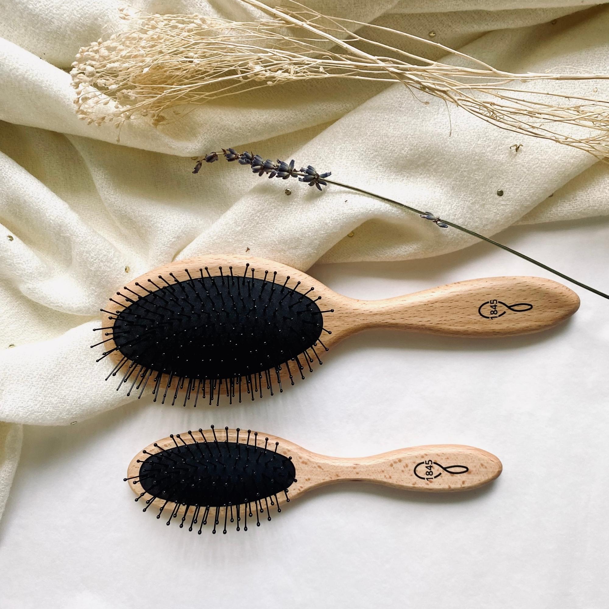 Brosses à cheveux en bois fabriquées en France pour tous types de cheveux 