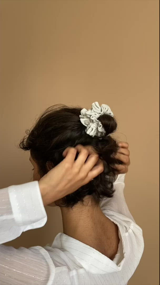 Femme coiffée avec un chouchou écologique dans les cheveux de forme originale