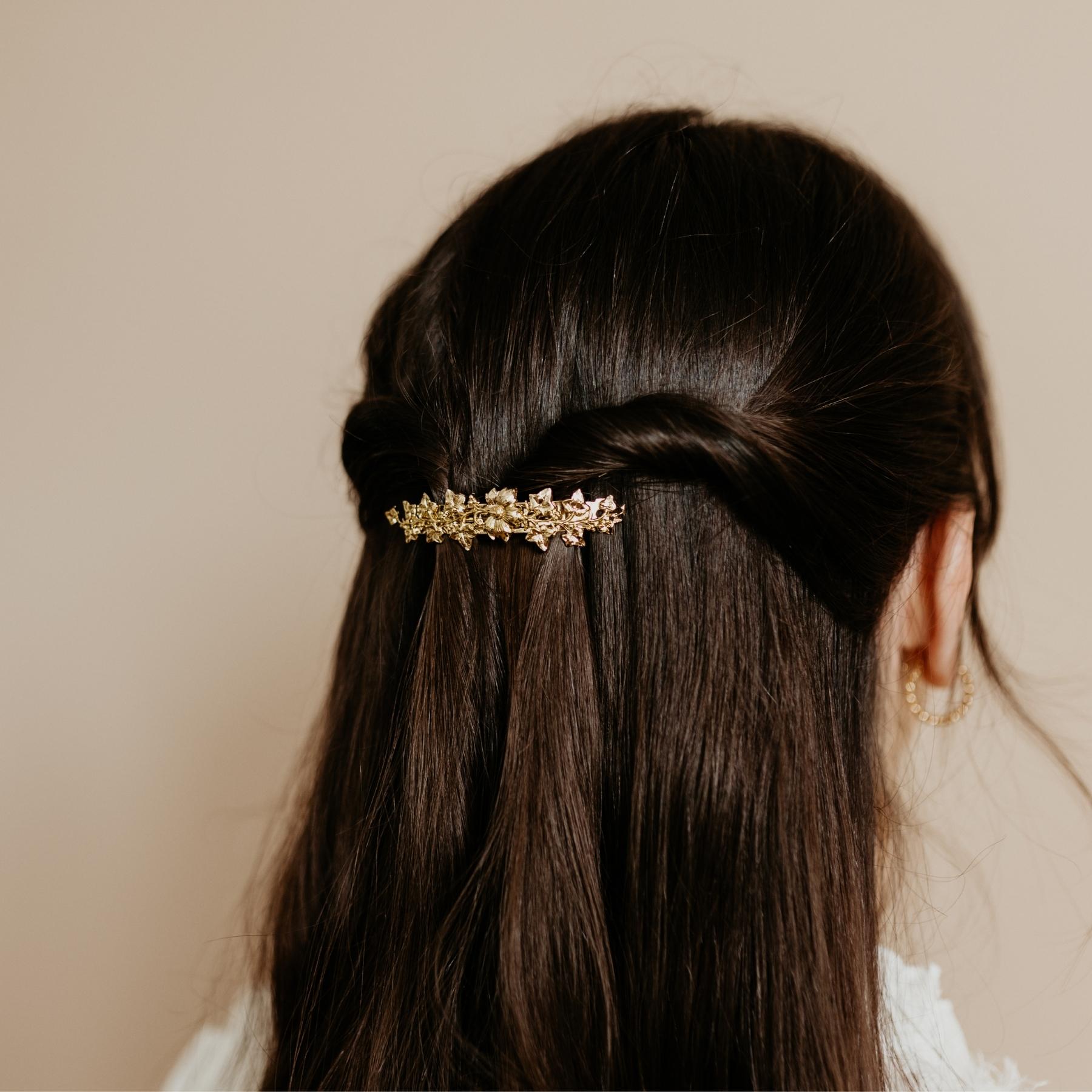 Coiffure ornée d'une barrette cheveux fleurs dorée luxe 