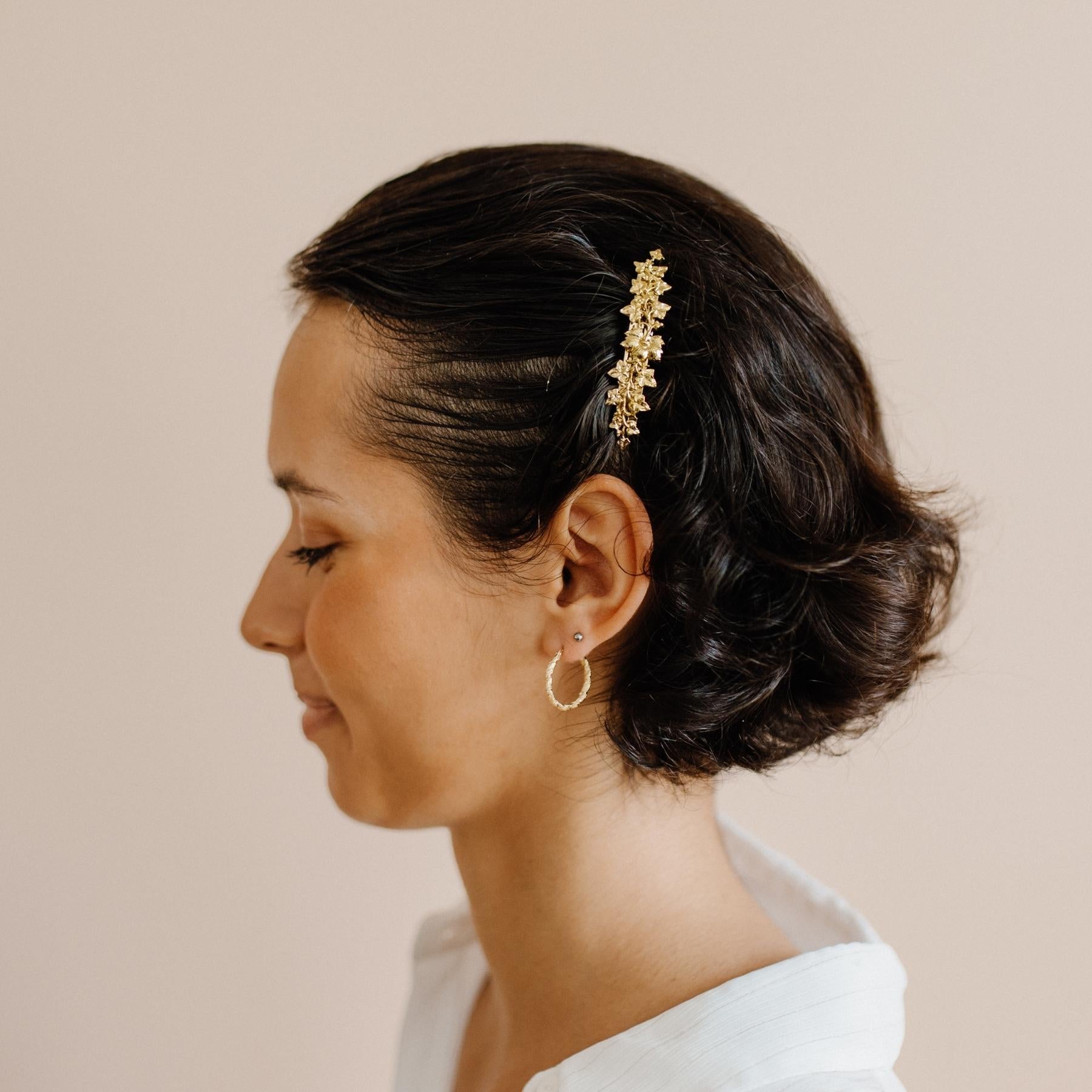 Femme cheveux fins et courts coiffure barrette de côté accessoire en métal doré fleurs 