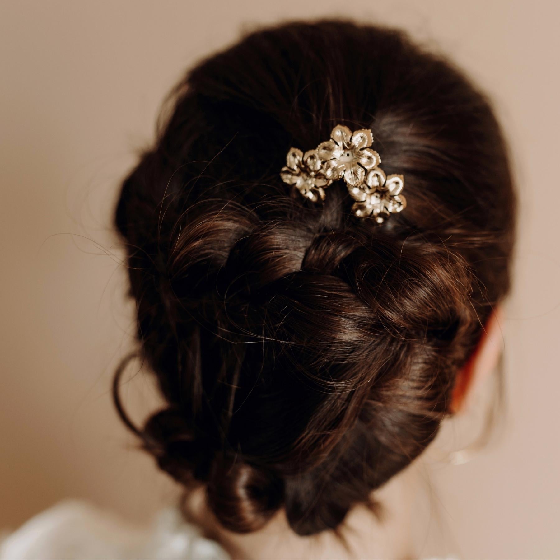 Chignon tressé de mariage décoré d'une épingle à cheveux dorée fleurs 