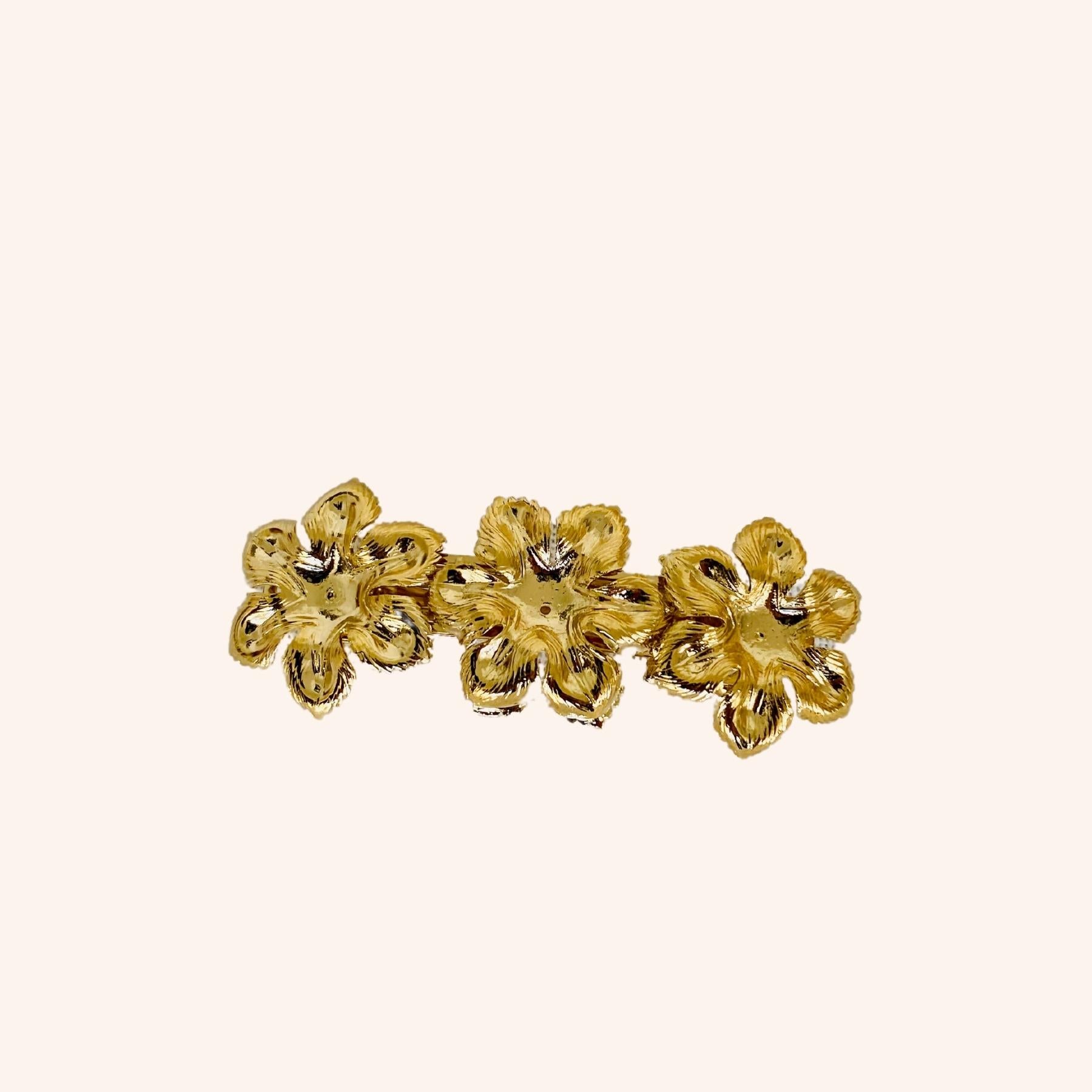 Petite barrette cheveux en métal dorée 3 fleurs accessoire original et chic